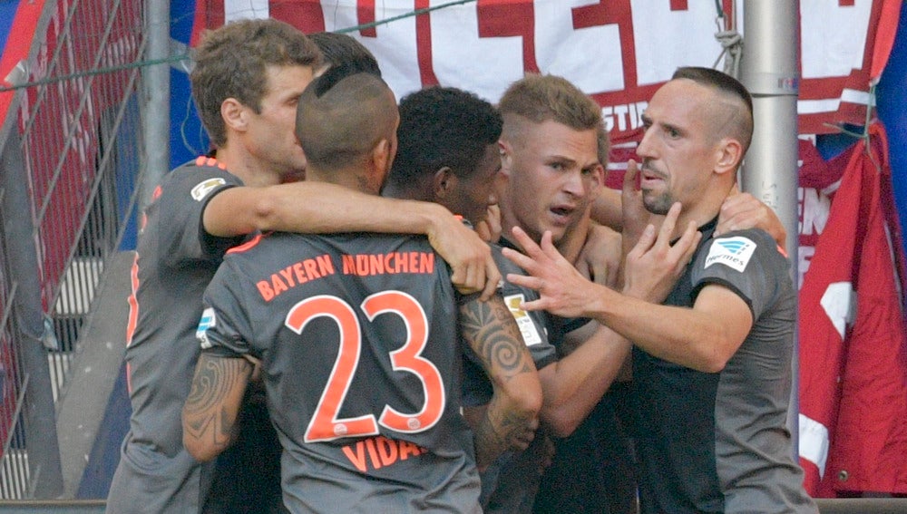 Los jugadores del Bayern, celebrando el gol ante el Hamburgo