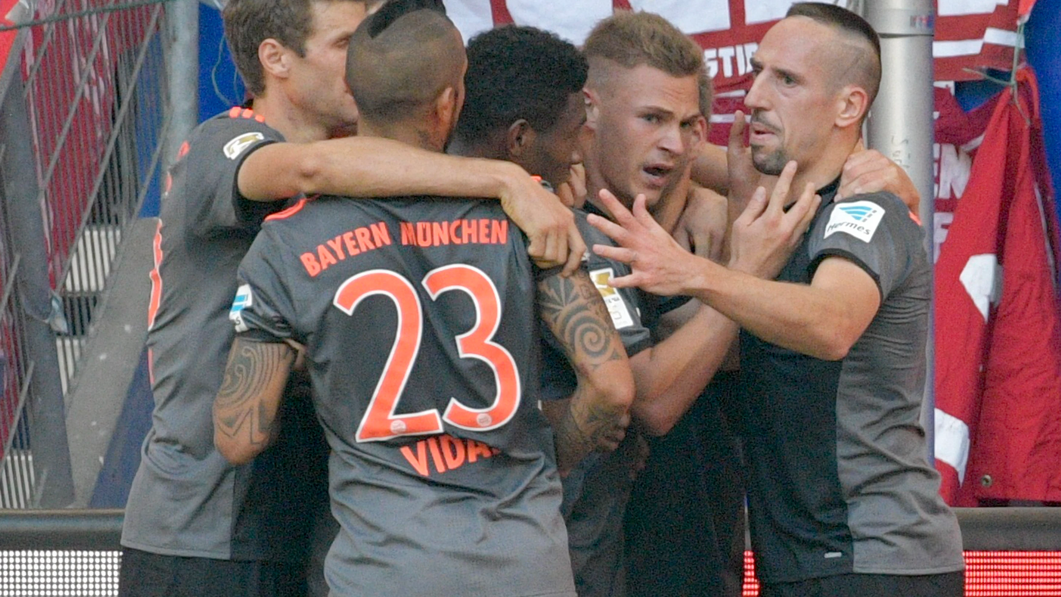 Los jugadores del Bayern, celebrando el gol ante el Hamburgo