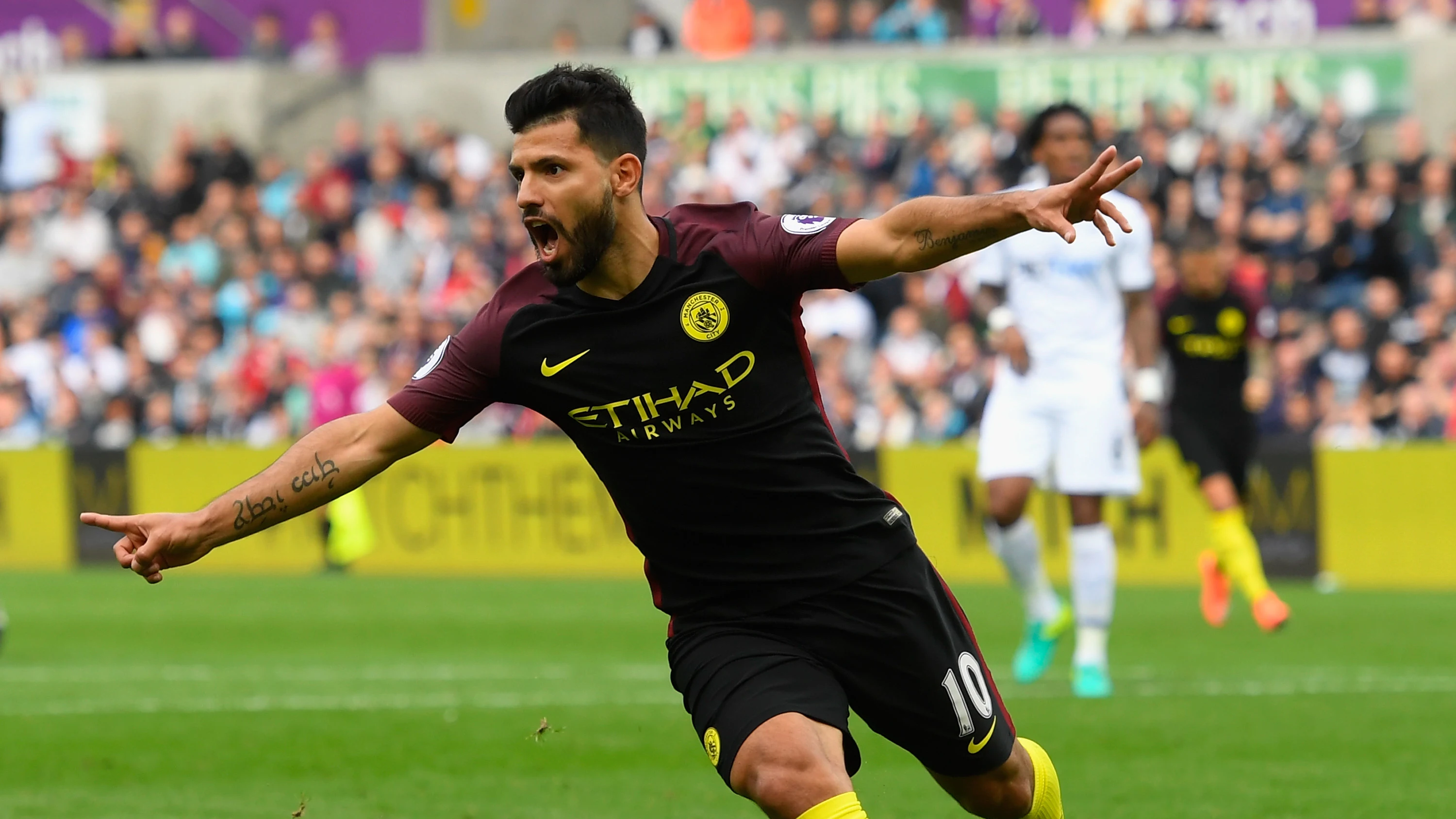 El Kun Agüero celebra su gol ante el Swansea