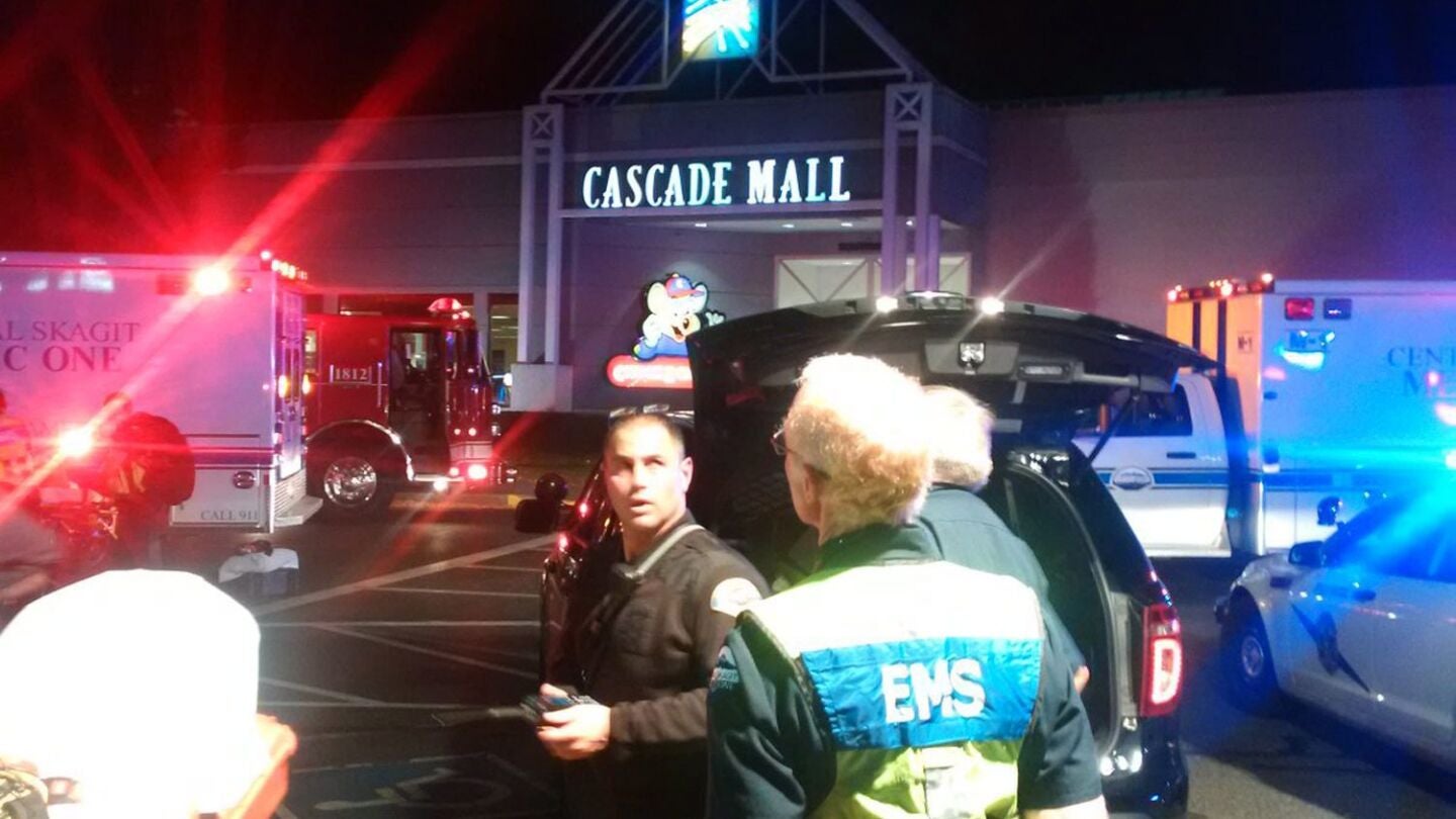 Agentes de la Polic&iacute;a y trabajadores de los servicios m&eacute;dicos, en la entrada del centro comercial Cascade Mall de Washington, EEUU