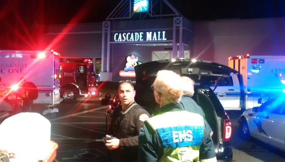 Agentes de la Policía y trabajadores de los servicios médicos, en la entrada del centro comercial Cascade Mall de Washington, EEUU