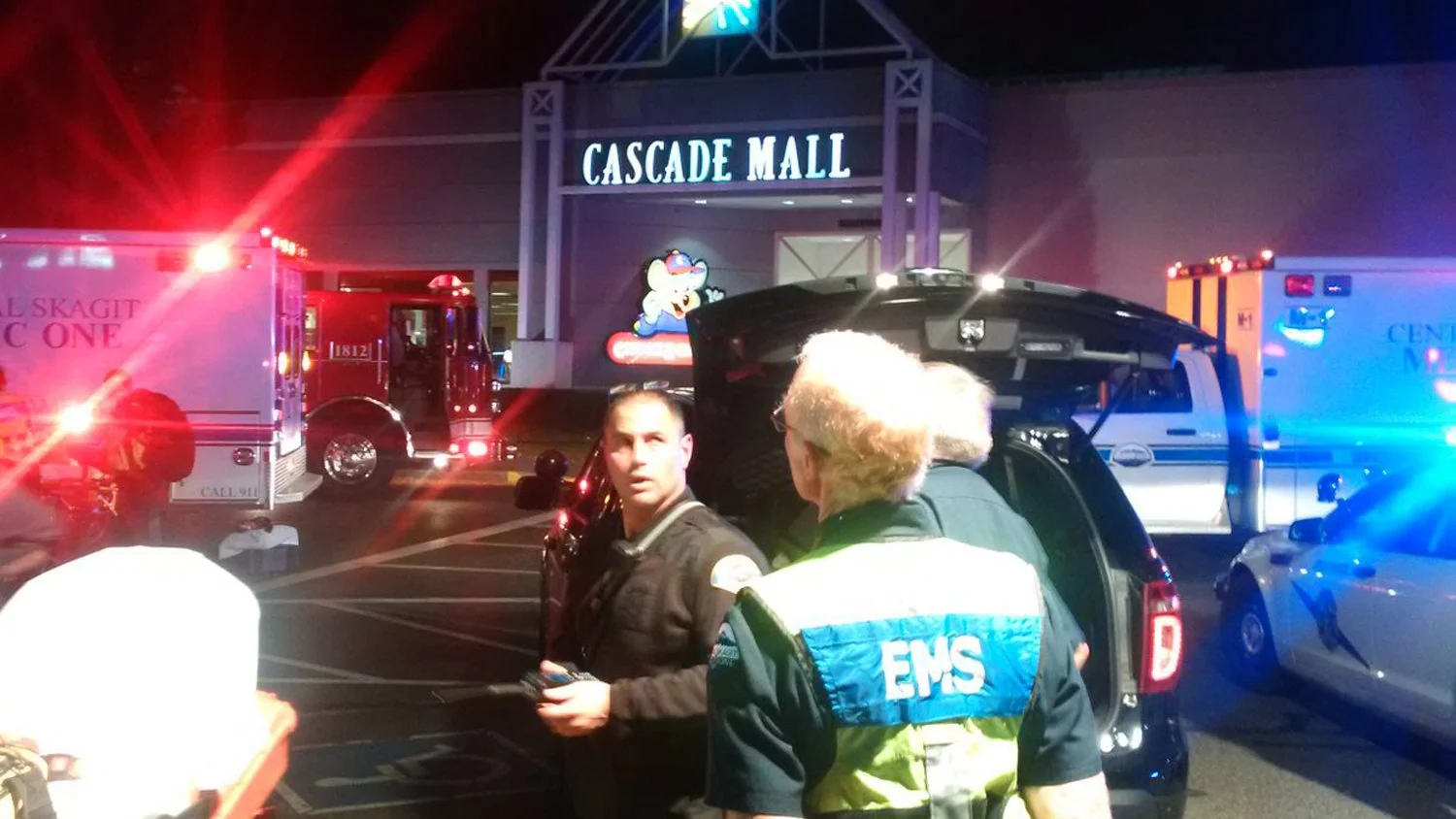 Agentes de la Policía y trabajadores de los servicios médicos, en la entrada del centro comercial Cascade Mall de Washington, EEUU