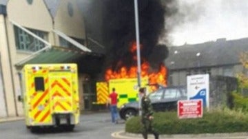 La ambulancia en llamas después de la explosión 