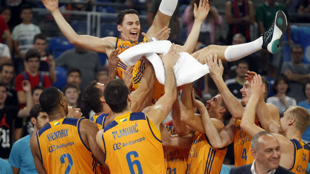 Kyle Kuric, manteado en la Supercopa