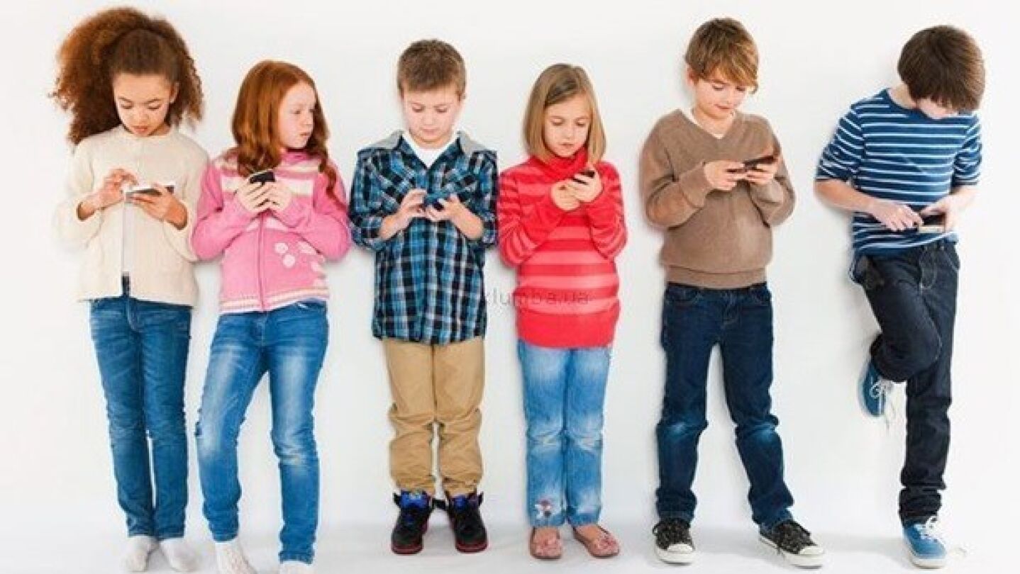 Ni&ntilde;os con el m&oacute;vil