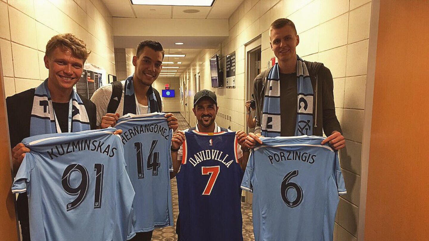 Villa intercambi&oacute; camisetas con Hernang&oacute;mez, Porzingis y Kuzminskas