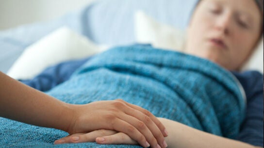 Un menor tumbado en una cama