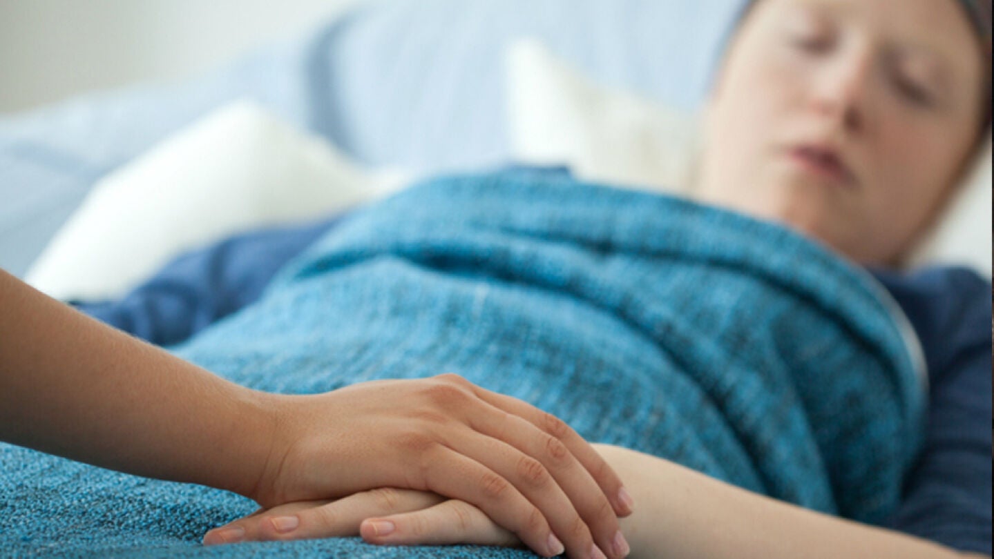 Un menor tumbado en una cama