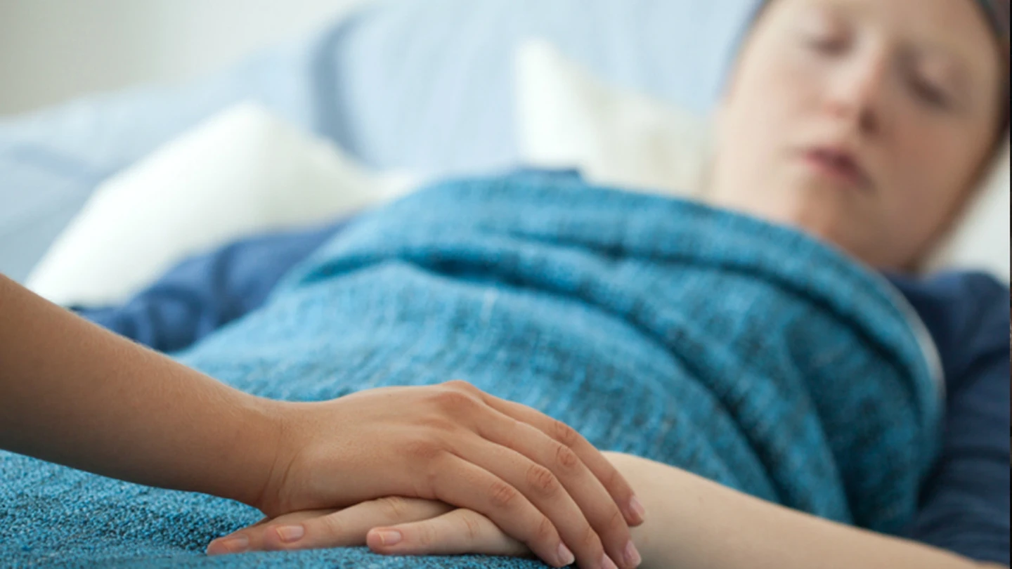 Un menor tumbado en una cama Un menor tumbado en una cama