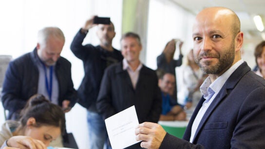 Luis Villares, candidato de En Marea en Galicia, ha ejercido su derecho a voto en Lugo 