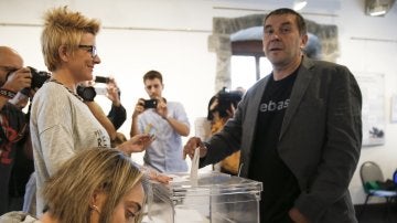 Arnaldo Otegi acude a votar en las elecciones vascas del 25S