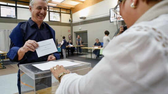 El lehendakari y candidato a la reelecci&oacute;n por el PNV, I&ntilde;igo Urkullu, vota para las elecciones auton&oacute;micas en un colegio electoral de Durango (Bizkaia)