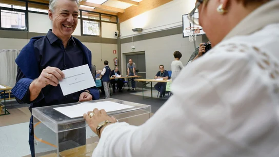 El lehendakari y candidato a la reelección por el PNV, Iñigo Urkullu, vota para las elecciones autonómicas en un colegio electoral de Durango (Bizkaia) El lehendakari y candidato a la reelección por el PNV, Iñigo Urkullu, vota para las elecciones autonómicas en un colegio electoral de Durango (Bizkaia)