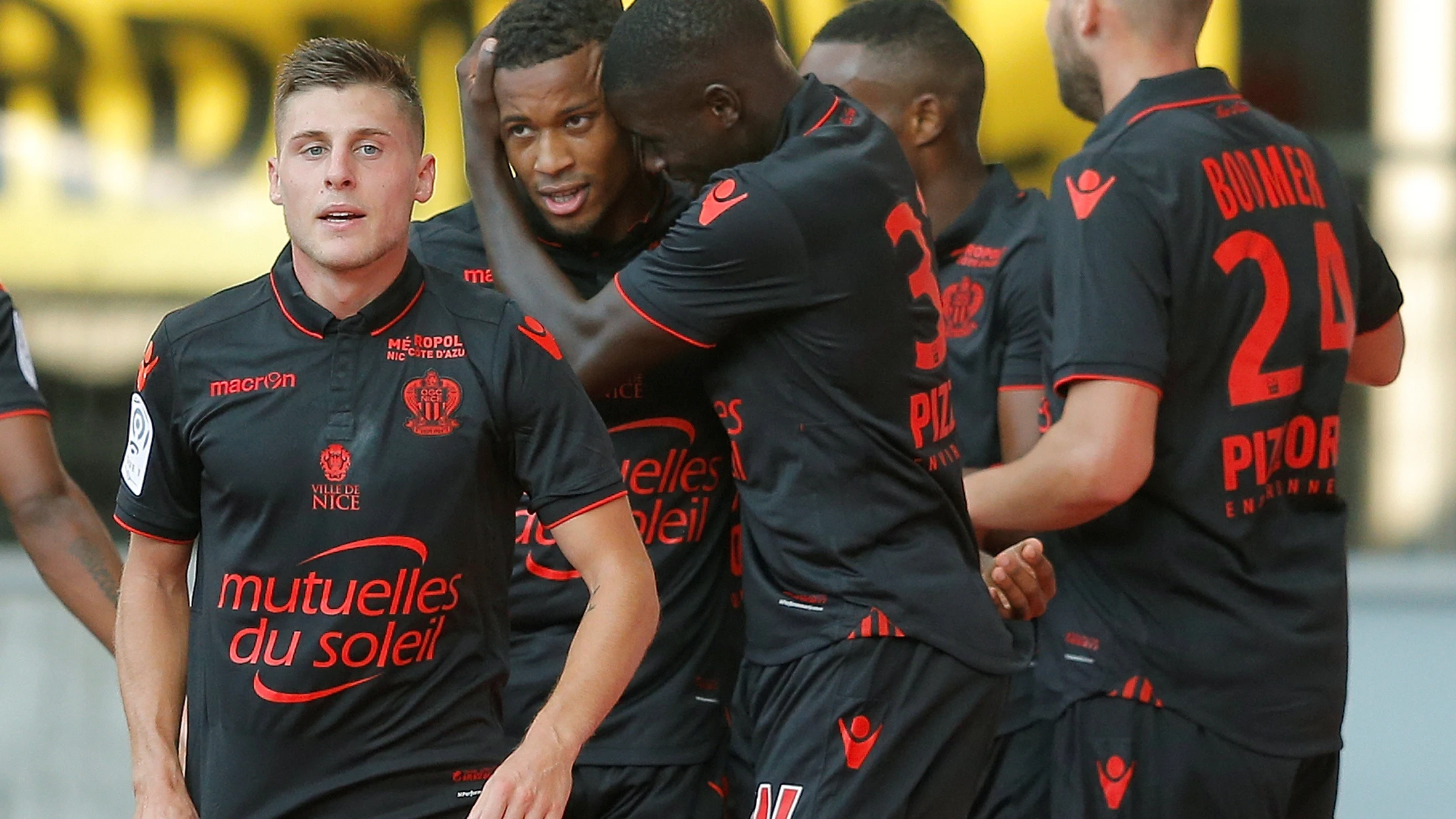 Los jugadores del Niza celebran el gol de Alassane Plea ante el Nancy