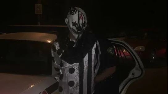 Un detenido vestido de payaso Twitter | @philtvnews Un detenido vestido de payaso