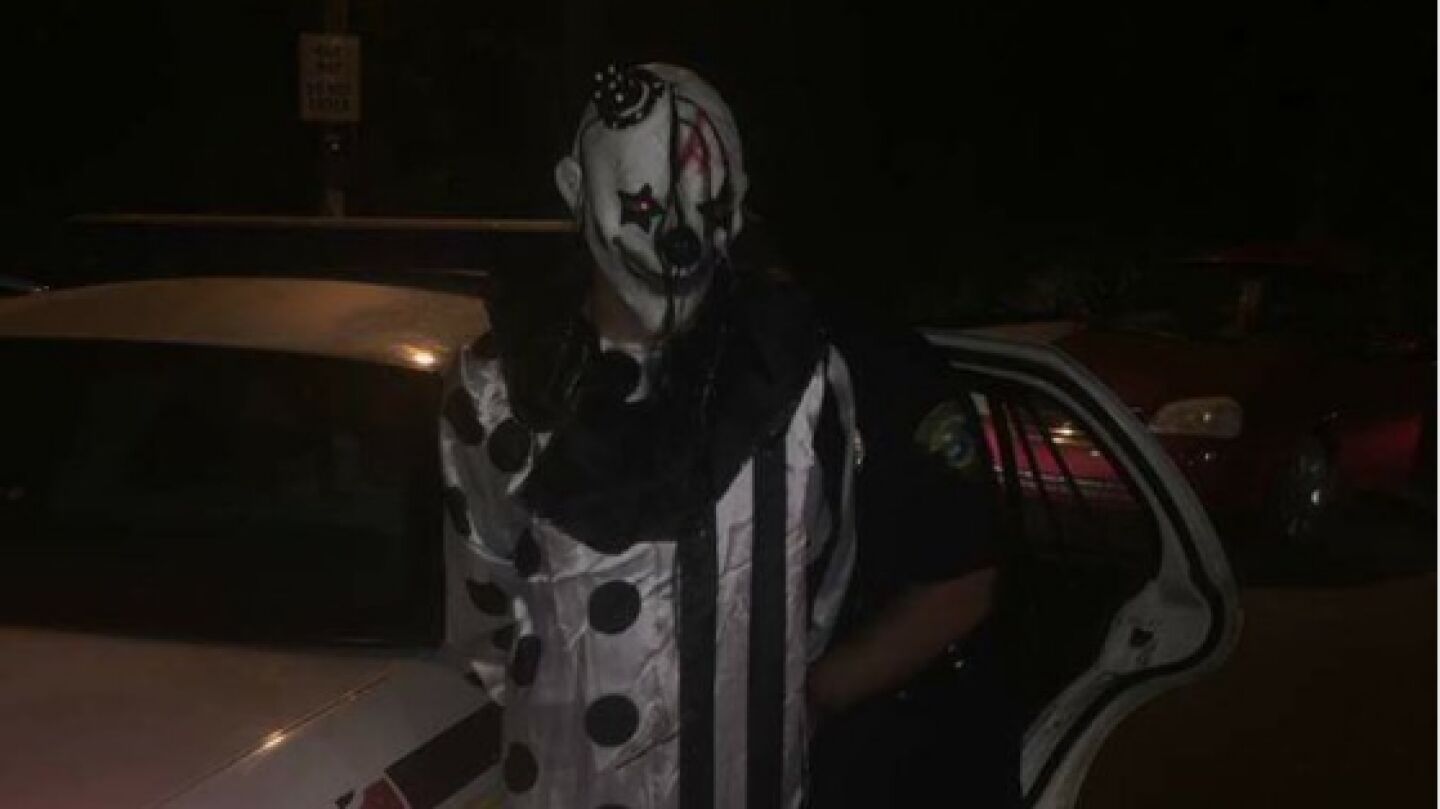 Un detenido vestido de payaso