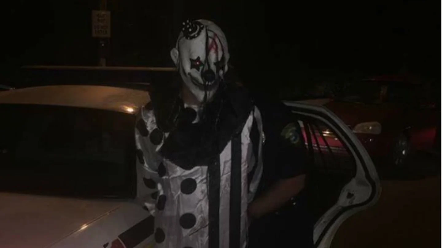 Un detenido vestido de payaso Twitter | @philtvnews Un detenido vestido de payaso