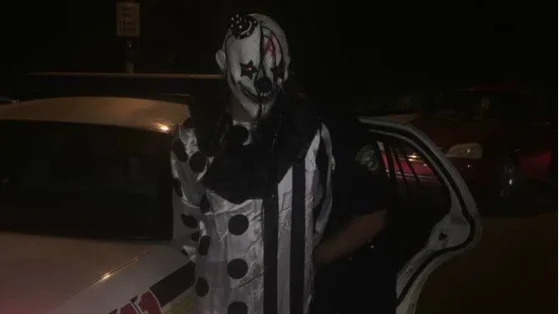 Un detenido vestido de payaso