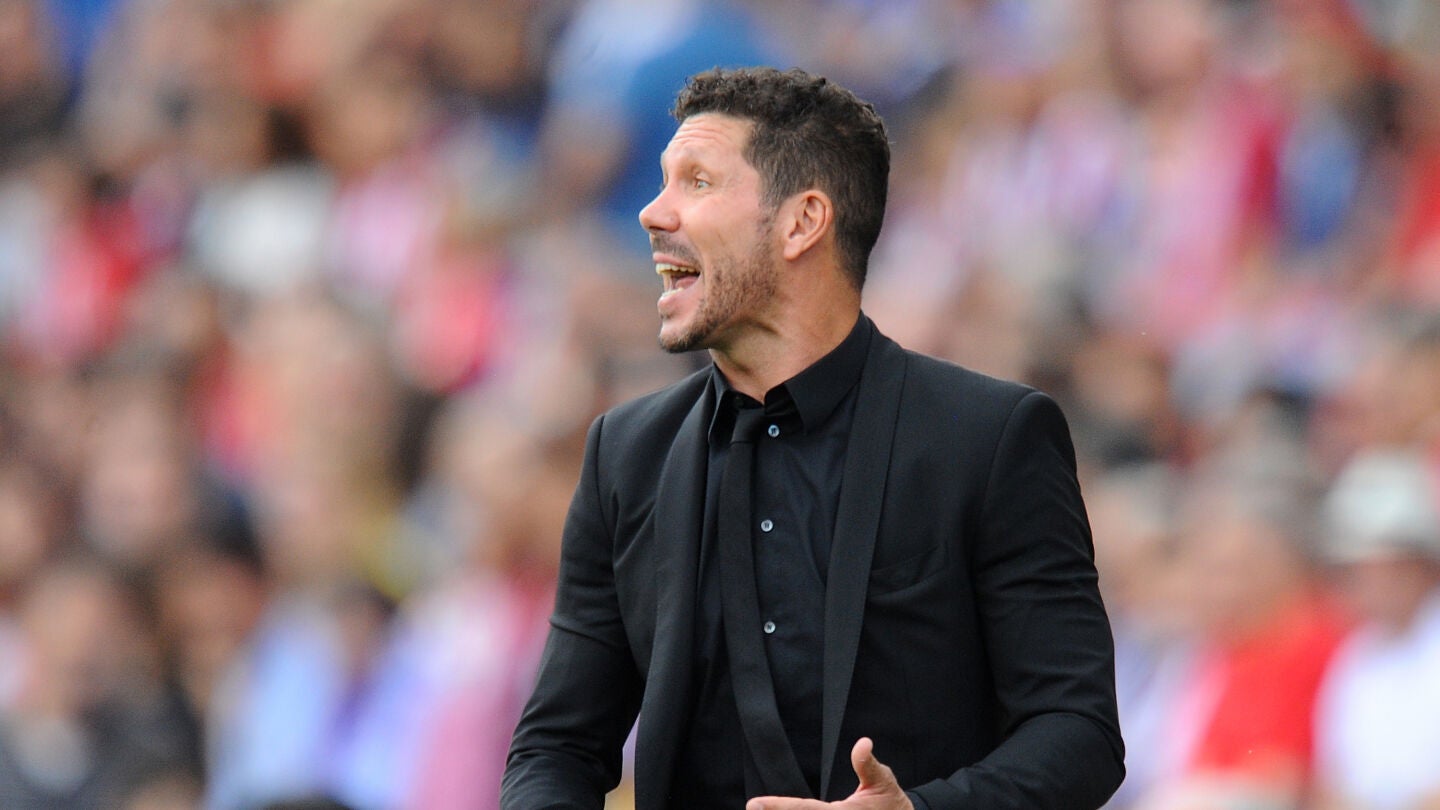 Simeone da indicaciones durante el partido contra el Deportivo de La Coru&ntilde;a