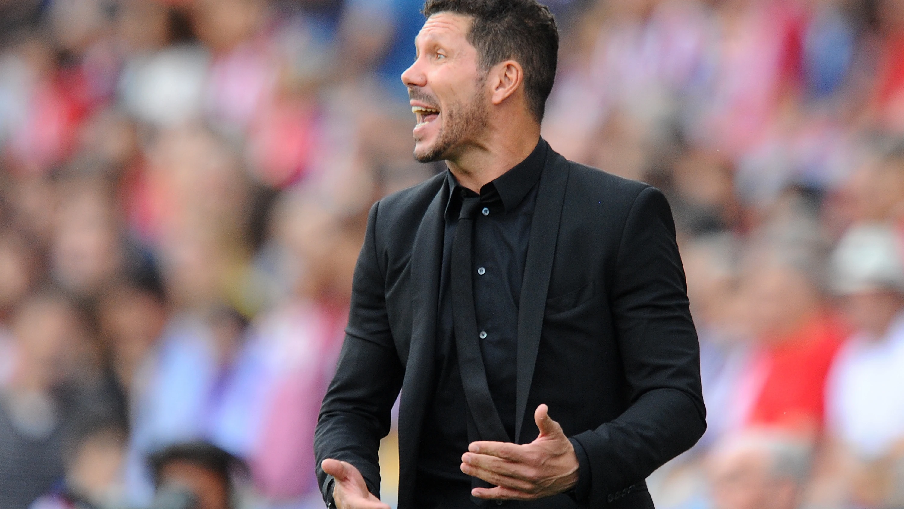 Simeone da indicaciones durante el partido contra el Deportivo de La Coruña Simeone da indicaciones durante el partido contra el Deportivo de La Coruña