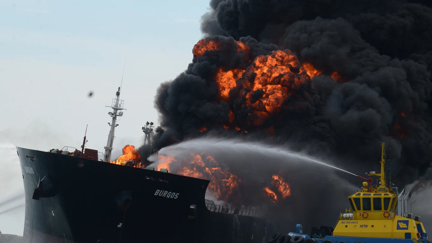 La embarcación de Pemex durante el incendio La embarcación de Pemex durante el incendio