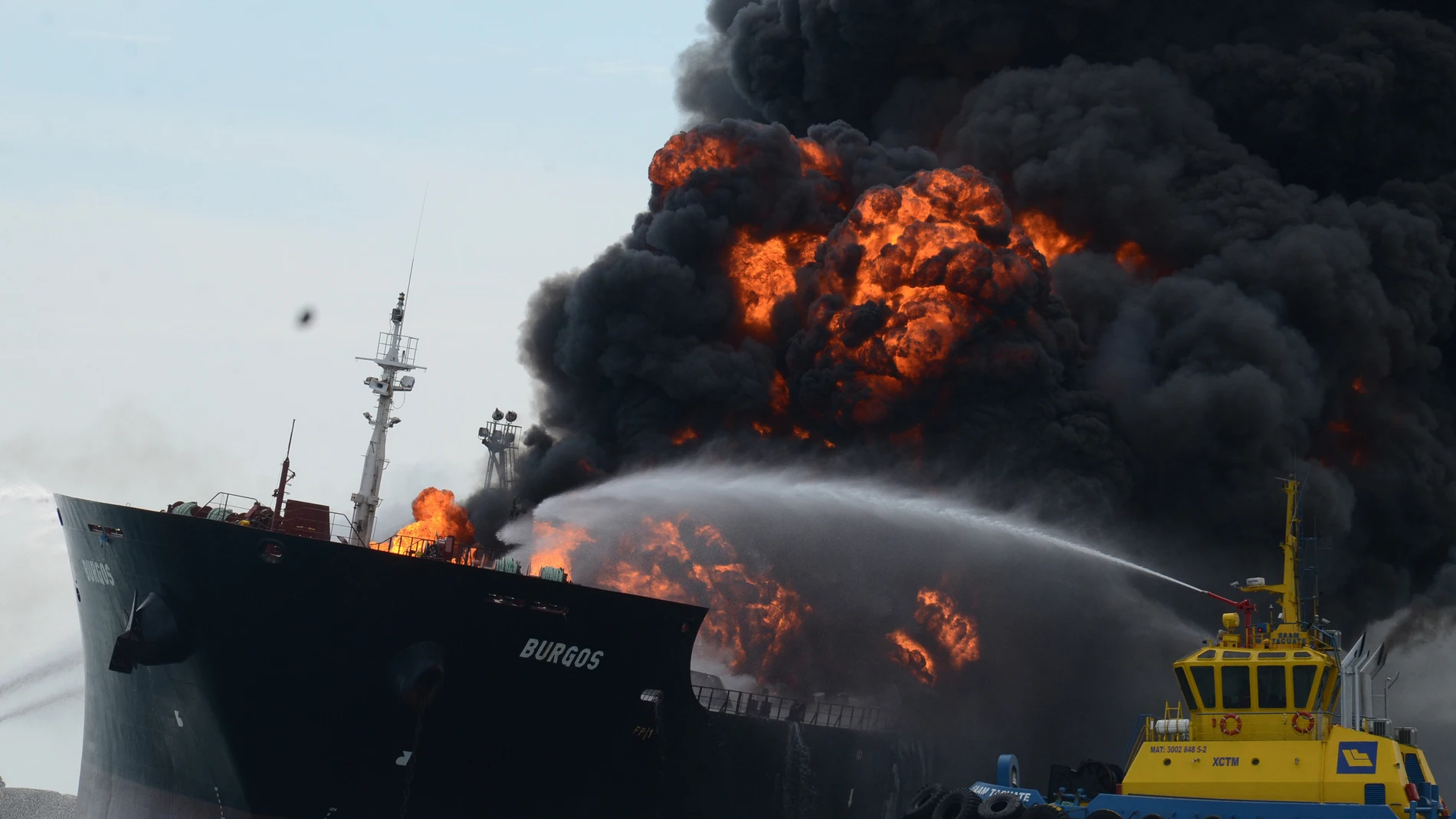 La embarcación de Pemex durante el incendio 