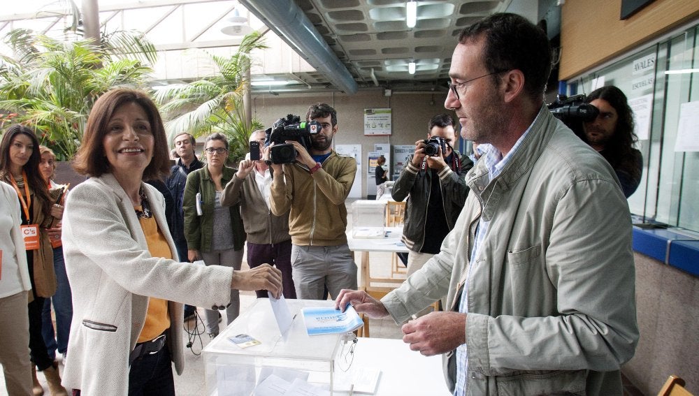 La candidata de Ciudadanos a la Presidencia de la Xunta, Cristina Losada, deposita su vota en la urna, en el colegio electoral habilitado en el Ayuntamiento de Vigo.