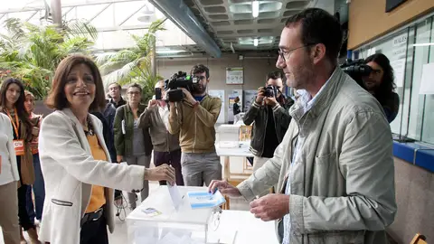 La candidata de Ciudadanos a la Presidencia de la Xunta, Cristina Losada, deposita su vota en la urna, en el colegio electoral habilitado en el Ayuntamiento de Vigo. La candidata de Ciudadanos a la Presidencia de la Xunta, Cristina Losada, deposita su vota en la urna, en el colegio electoral habilitado en el Ayuntamiento de Vigo.