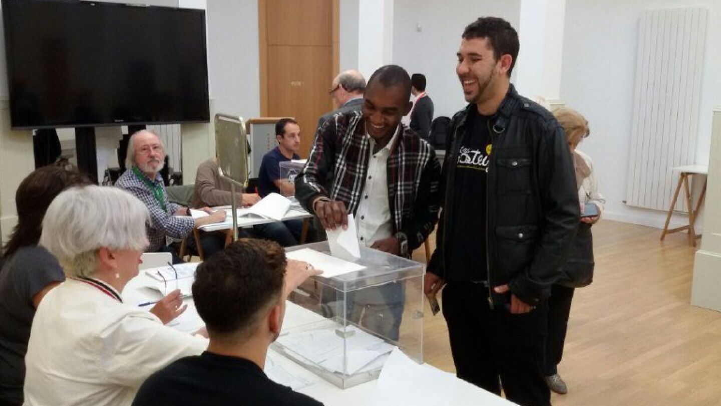 &Oacute;scar y Rodrigue han insertado juntos el voto en la urna