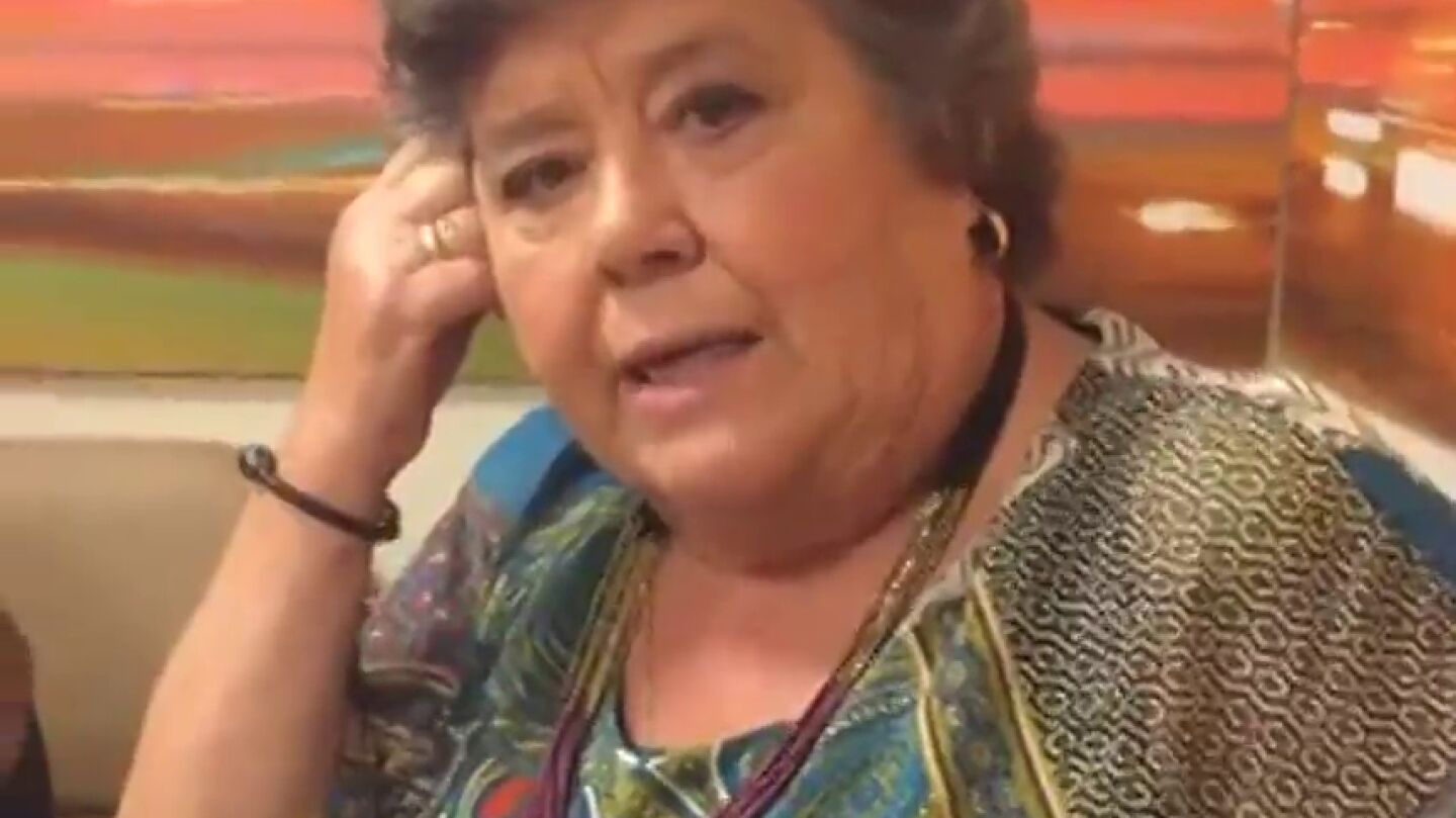 Frame 46.654777 de: El tel&eacute;fono "escacharrado": el cari&ntilde;oso saludo que Cristina Almeida dedic&oacute; a Jos&eacute; Mar&iacute;a Aznar en el Congreso