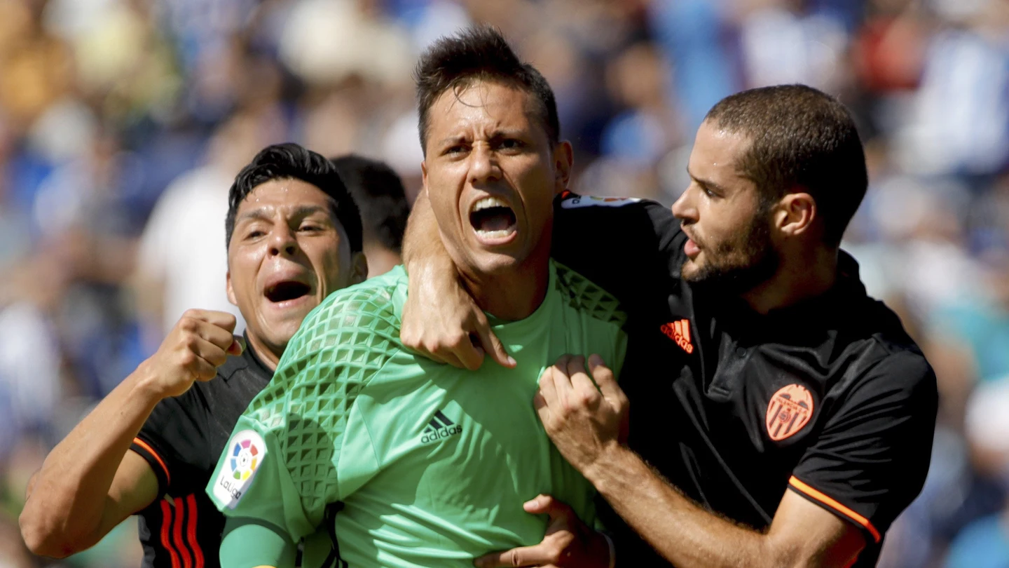 Los jugadores del Valencia celebran el penalti parado por Diego Alves Los jugadores del Valencia celebran el penalti parado por Diego Alves