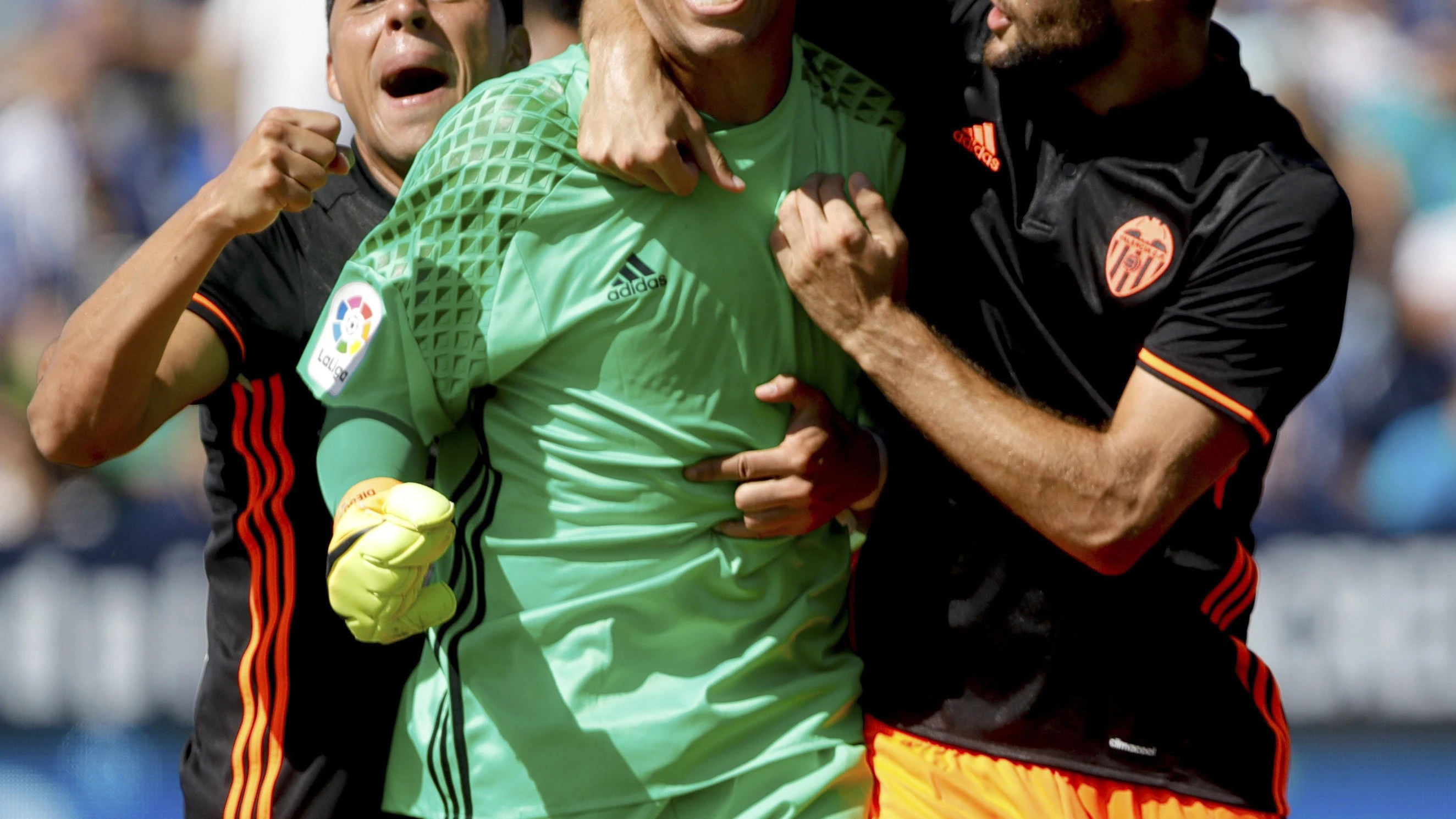 Los jugadores del Valencia celebran el penalti parado por Diego Alves