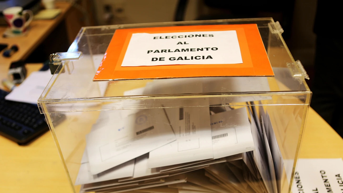 Urna en un colegio electoral de Galicia Urna en un colegio electoral de Galicia