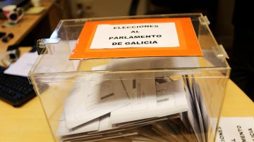 Urna en un colegio electoral de Galicia
