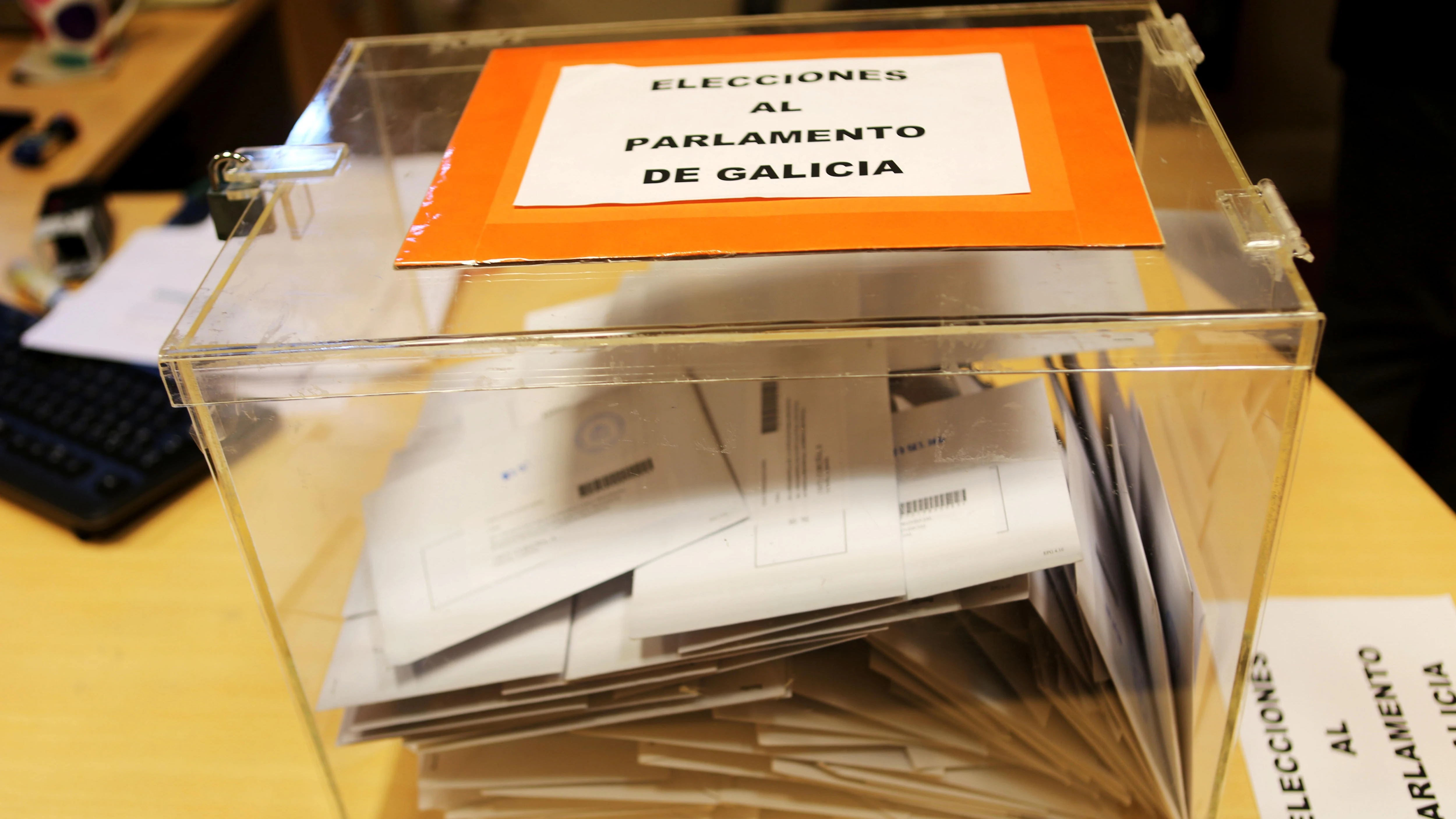 Urna en un colegio electoral de Galicia