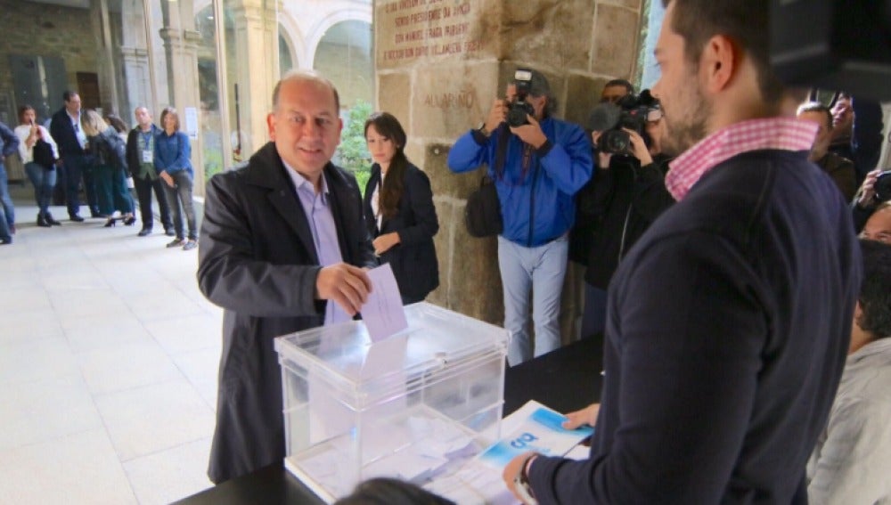 El candidato socialista a la Xunta de Galicia ejerciendo su derecho a voto