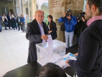 El candidato socialista a la Xunta de Galicia ejerciendo su derecho a voto El candidato socialista a la Xunta de Galicia ejerciendo su derecho a voto
