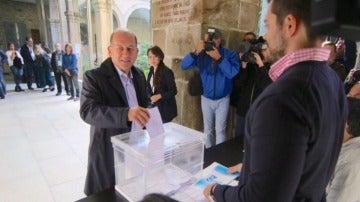 El candidato socialista a la Xunta de Galicia ejerciendo su derecho a voto