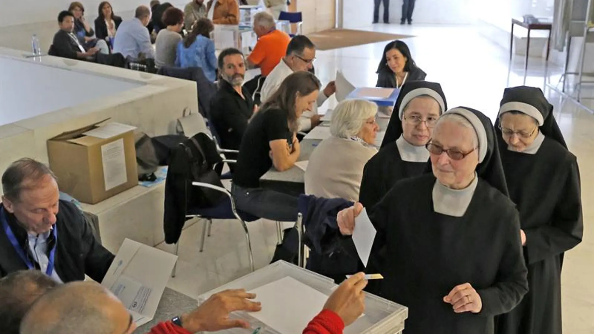 Un grupo de religiosas vota en un colegio electoral de Santiago