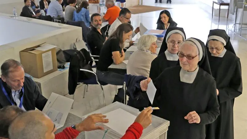 Un grupo de religiosas vota en un colegio electoral de Santiago