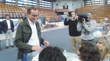Alfonso Alonso ha acudido a la urnas y pide el voto de los ciudadanos 