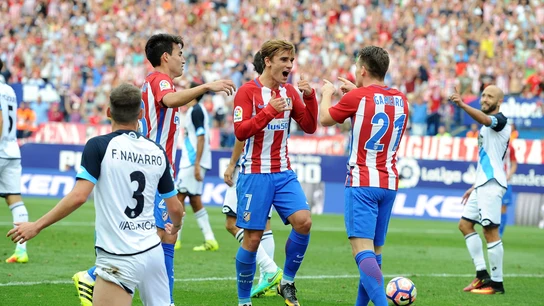Griezmann celebra junto a sus compañeros su gol ante el Deportivo Griezmann celebra junto a sus compañeros su gol ante el Deportivo
