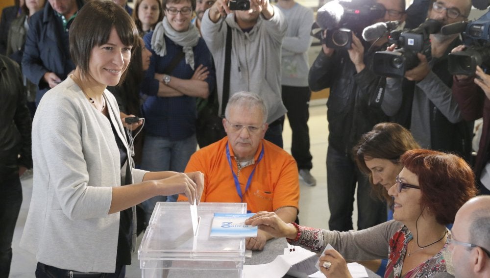Ana Pontón emite su voto en Santiago de Compostela