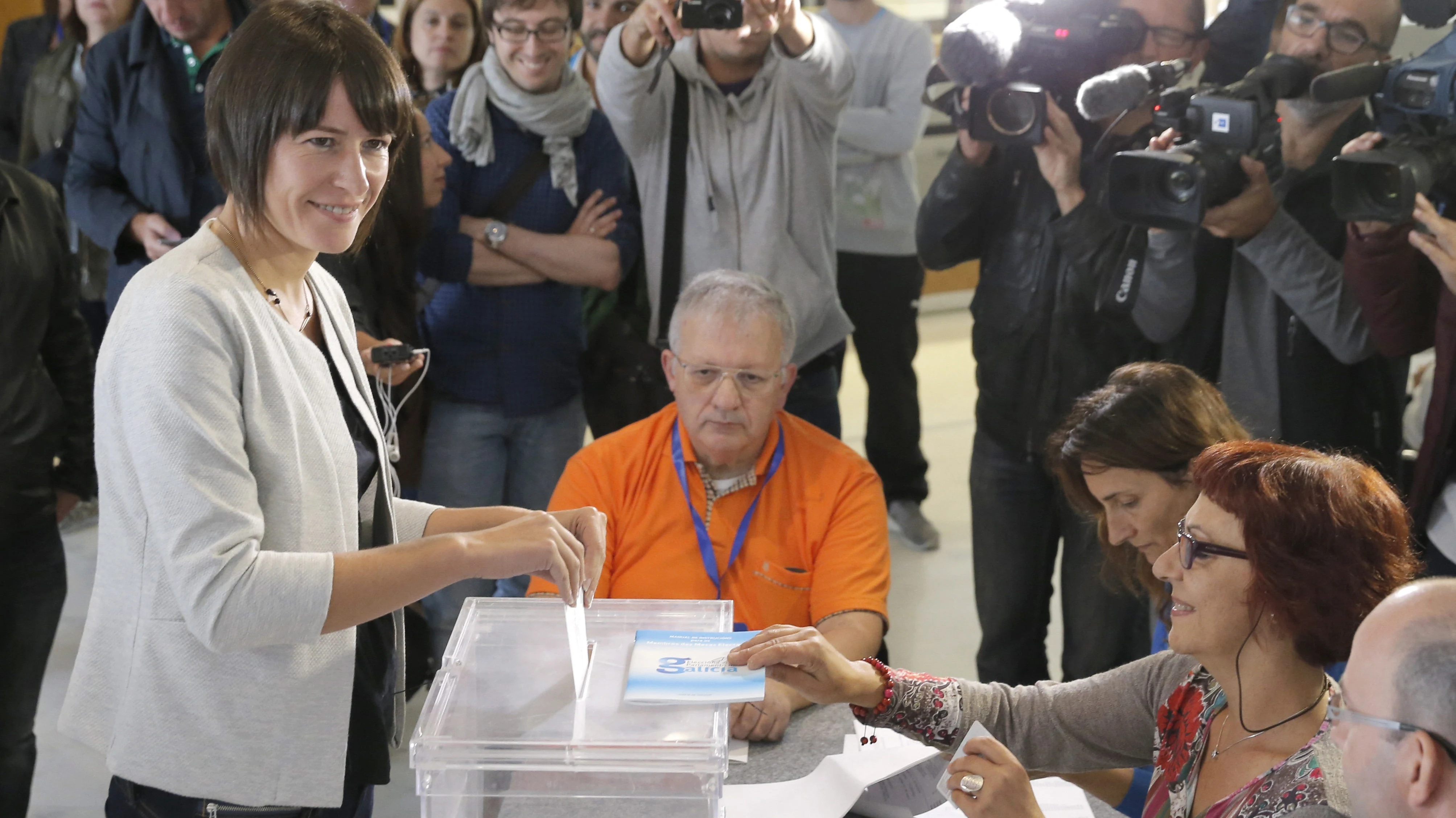 Ana Pontón emite su voto en Santiago de Compostela