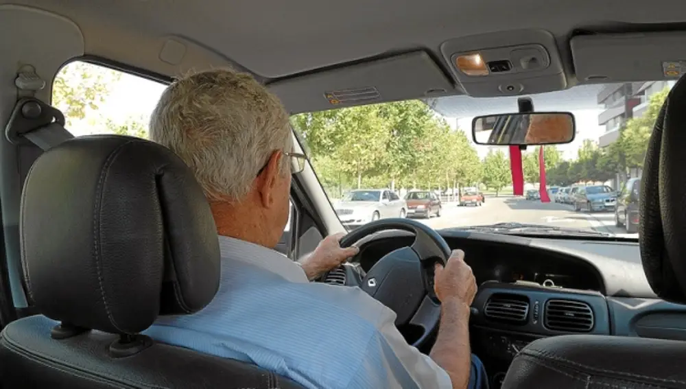 Un hombre mayor conduciendo