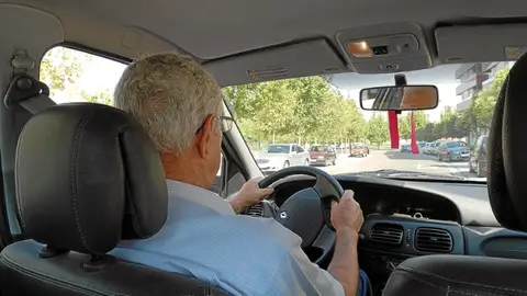 Un hombre mayor conduciendo Un hombre mayor conduciendo