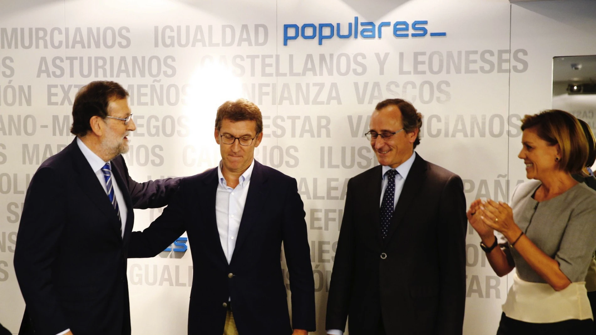 El líder del PP, Mariano Rajoy (i) saluda al presidente de la Xunta, Alberto Núñez Feijoó (2i), ante el presidente del PP vasco, Alfonso Alonso (2d), y la secretaria general del PP, María Dolores de Cospedal