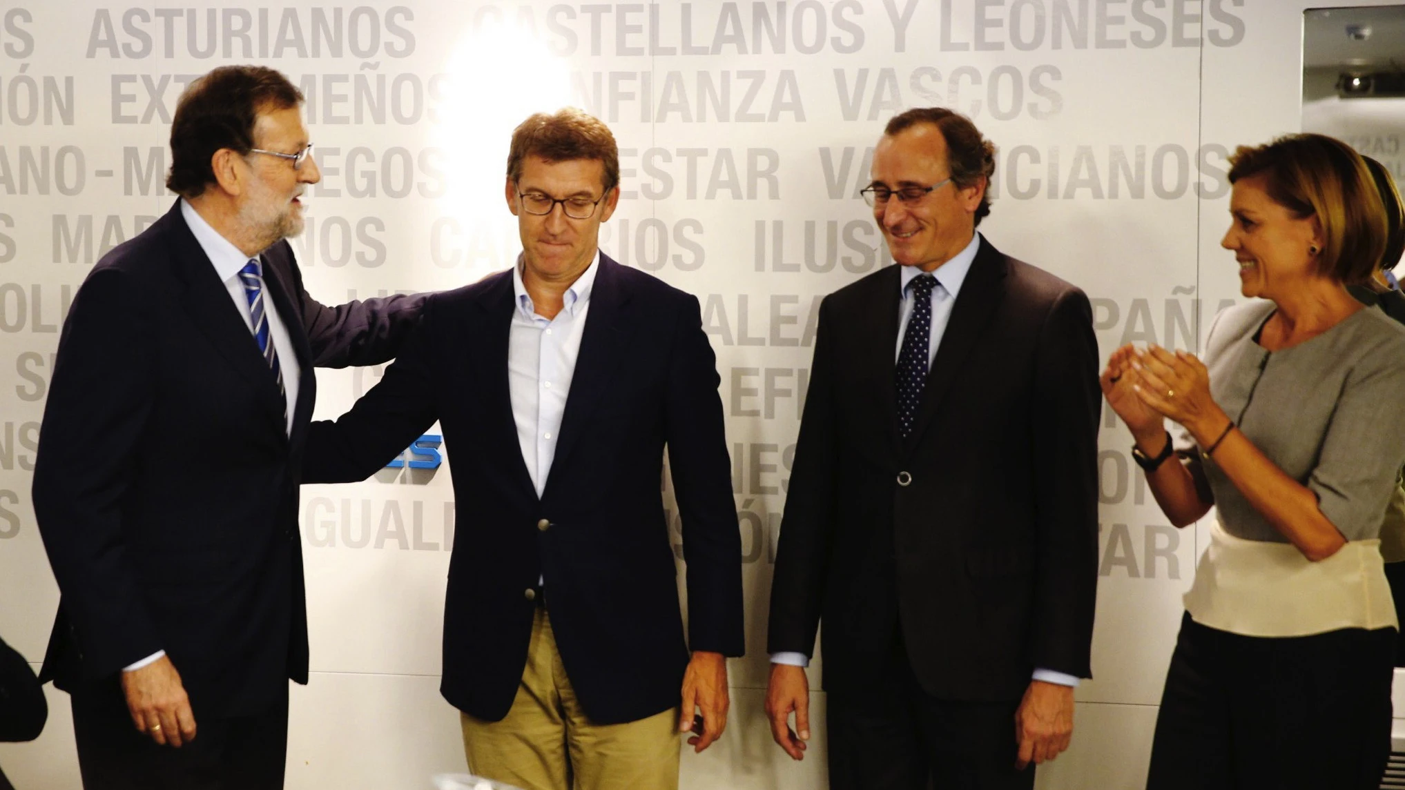El líder del PP, Mariano Rajoy (i) saluda al presidente de la Xunta, Alberto Núñez Feijoó (2i), ante el presidente del PP vasco, Alfonso Alonso (2d), y la secretaria general del PP, María Dolores de Cospedal