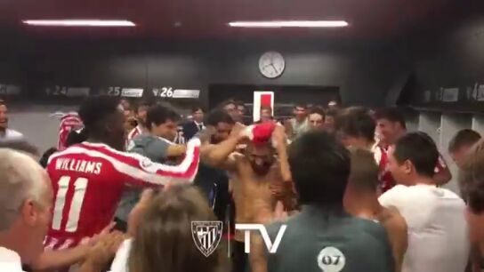 Frame 4.074226 de: Aluvi&oacute;n de 'collejas' para felicitar a Balenziaga por su primer gol con el Athletic