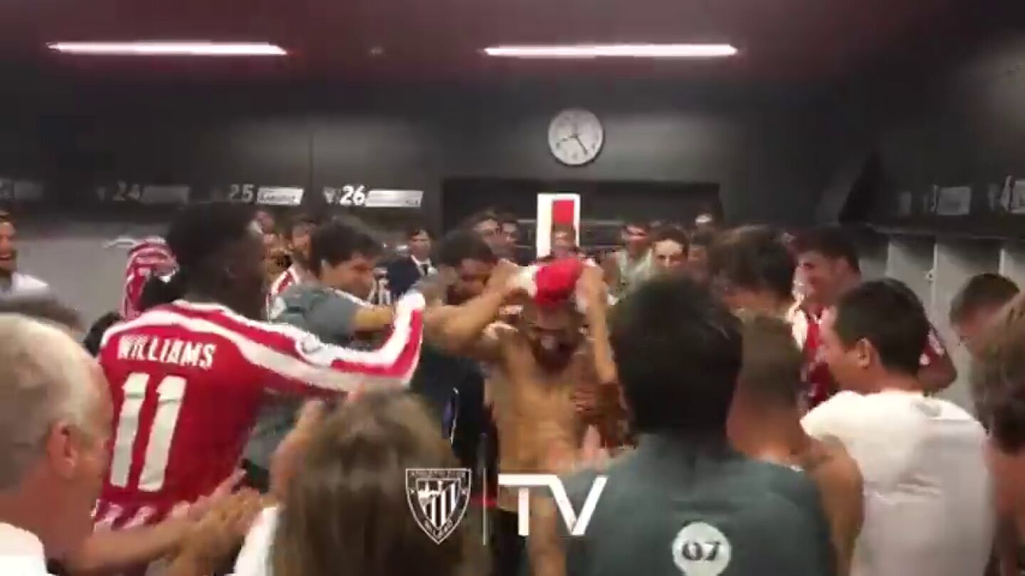 Frame 4.074226 de: Aluvi&oacute;n de 'collejas' para felicitar a Balenziaga por su primer gol con el Athletic